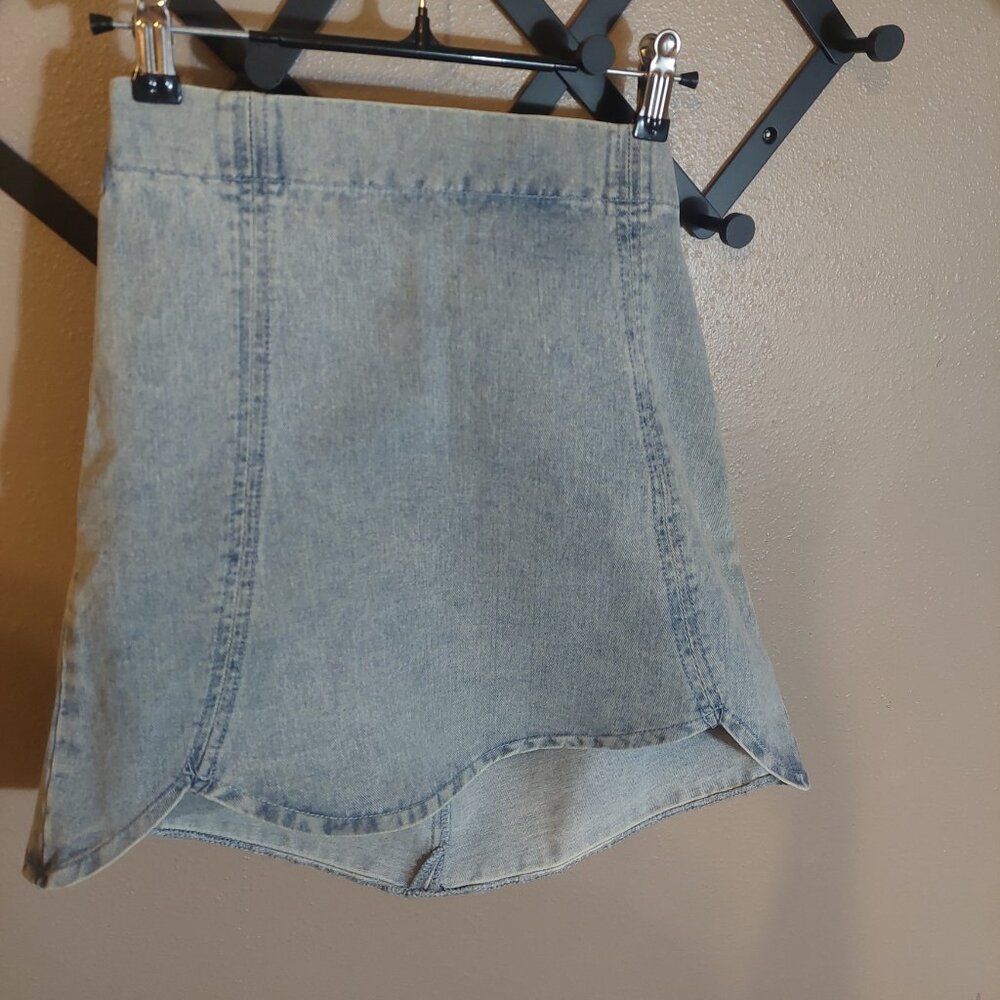 Denim skirt with back zipper